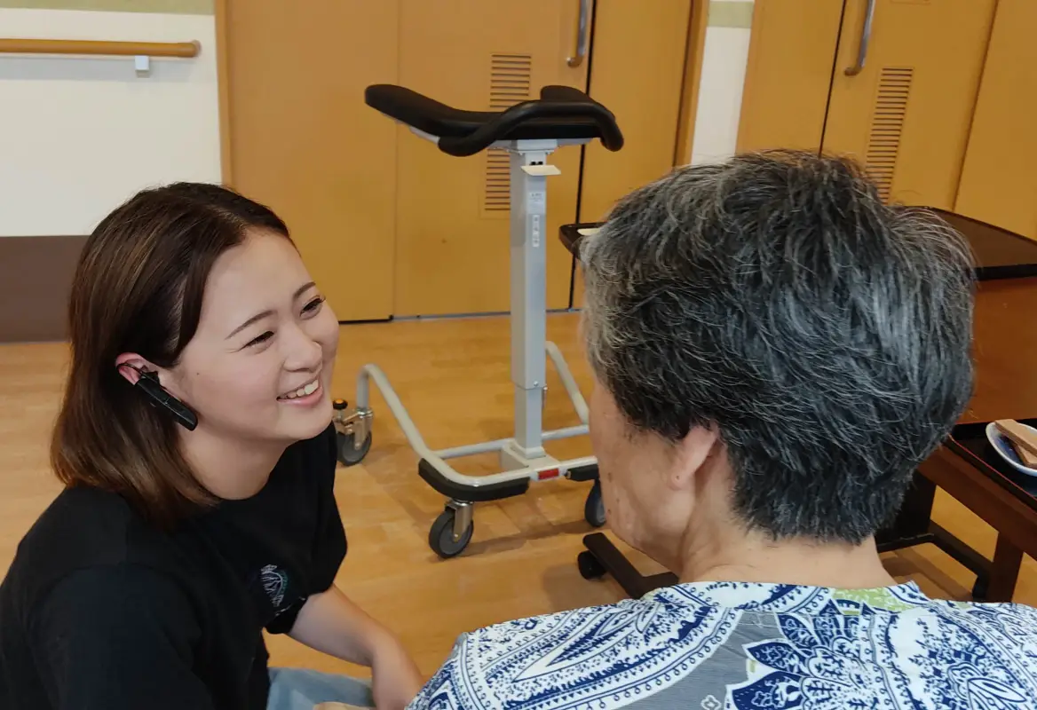 介護職の女性とおばあちゃんの写真