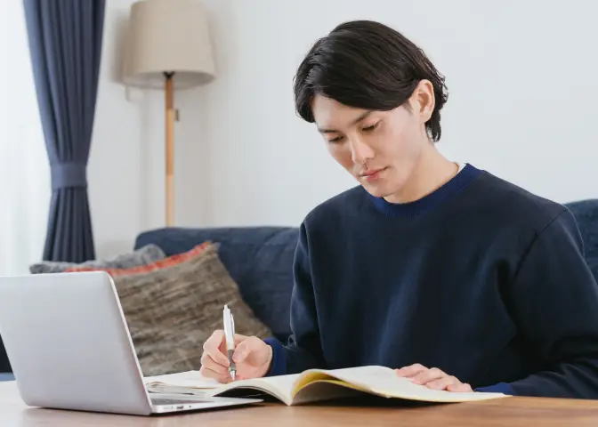 自宅で学習する男性の写真