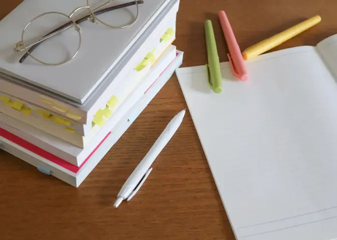 学習道具が広げられた机上の写真