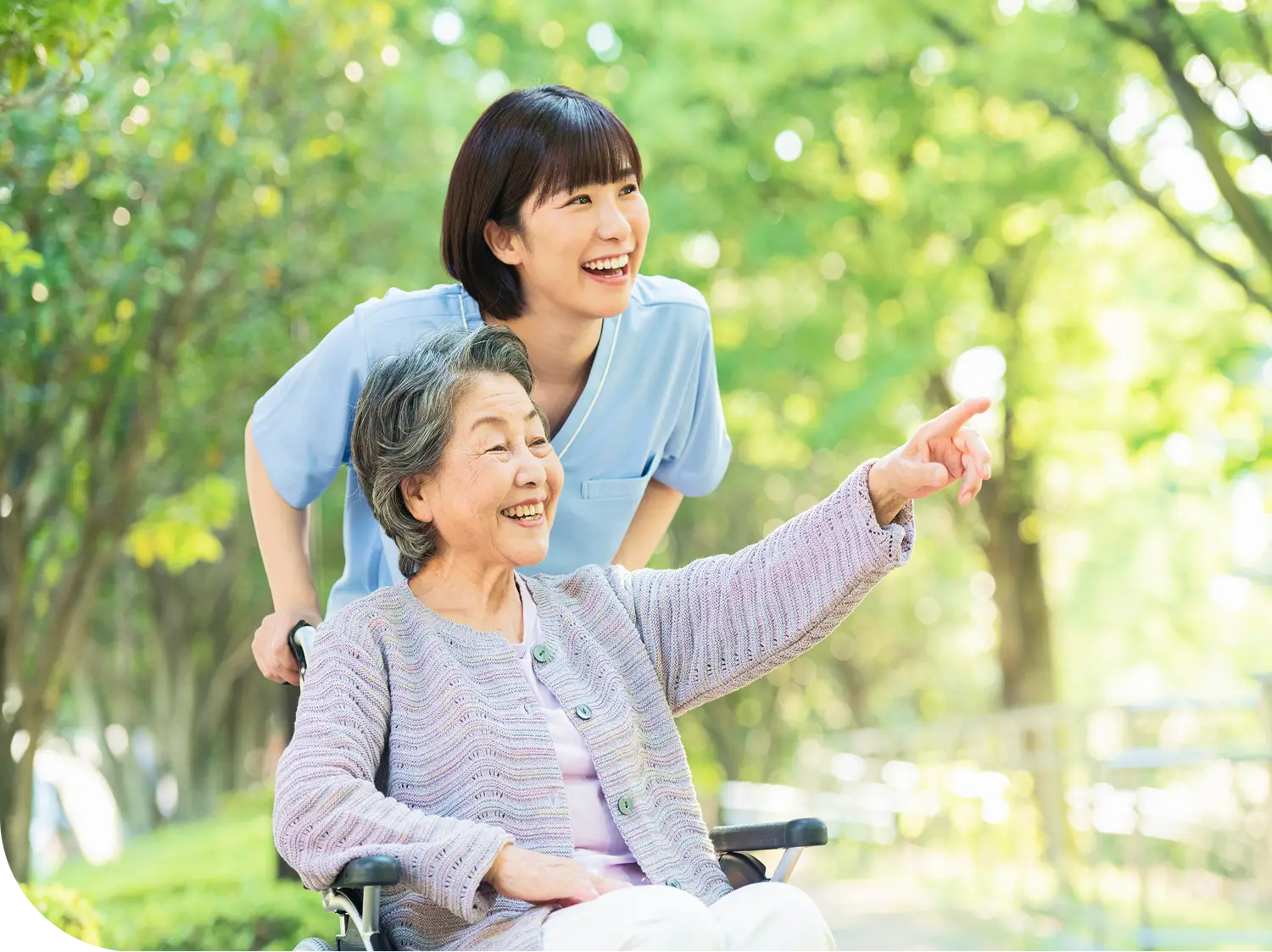 介護職員と高齢女性の笑顔の写真
